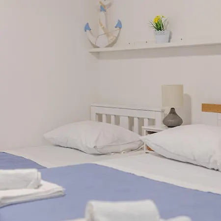 House Niko M With 6 Apartment Split
