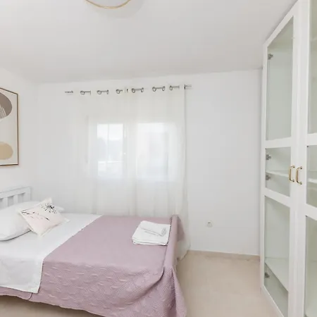 House Niko M With 6 Apartment