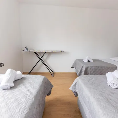 House Niko M With 6 Apartment Split