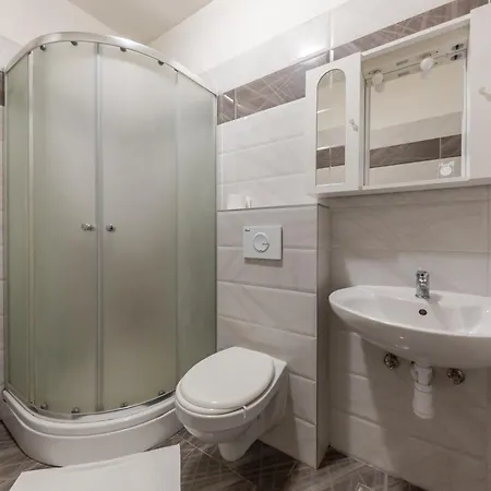 House Niko M With 6 アパート *