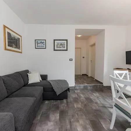 House Niko M With 6 *