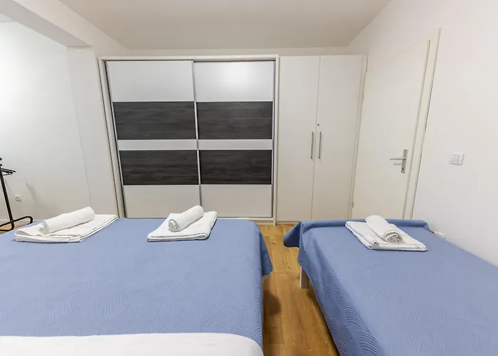 House Niko M With 6 Apartament *