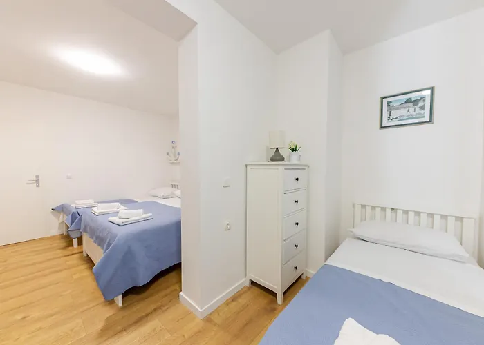 House Niko M With 6 Apartament Split