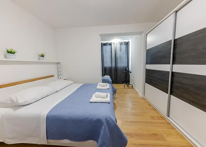 House Niko M With 6 Apartament *