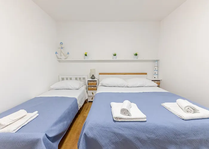 House Niko M With 6 Apartament Split