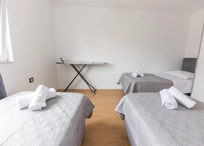 House Niko M With 6 Apartament Split