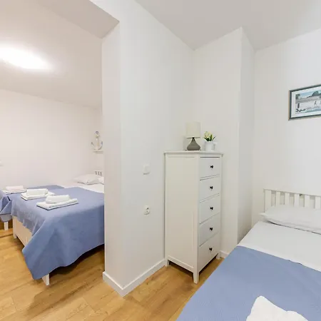 House Niko M With 6 Apartman Split