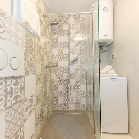 Apartman House Niko M With 6 Split