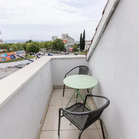 Apartman House Niko M With 6 Split
